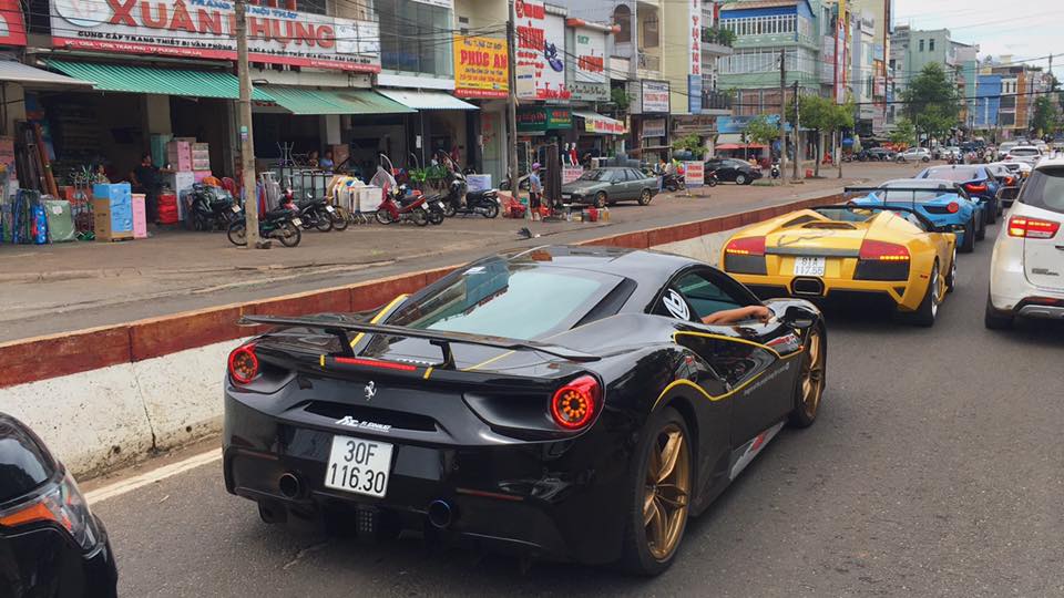 Dàn siêu xe Car & Passion rồng rắn trên đường phố Gia Lai Dàn siêu xe Car & Passion rồng rắn trên đường phố Gia Lai