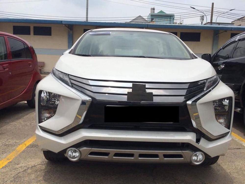 Chiếc Mitsubishi Xpander được dán kín logo trên đầu xe
