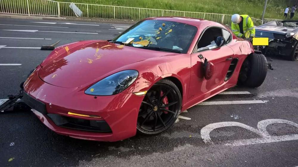 Đầu xe của chiếc Porsche 718 Cayman GTS cũng bị hư hỏng