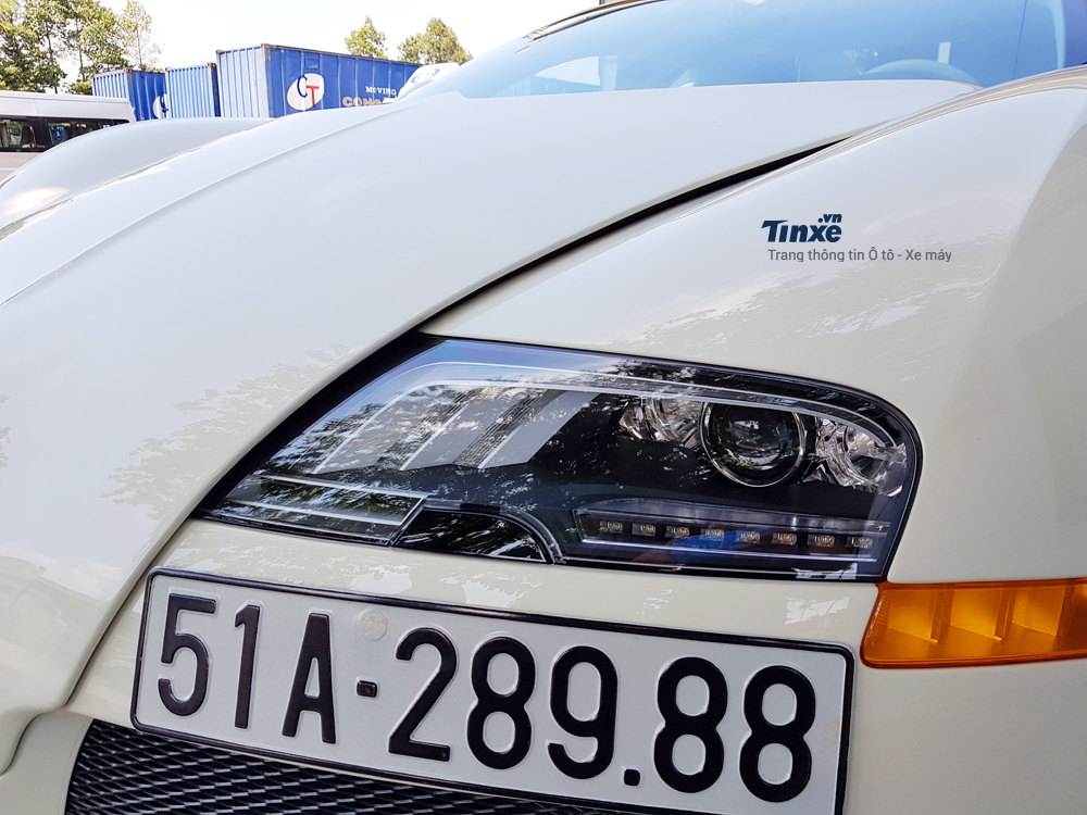 Không chỉ thay đổi màu sơn của ngoại thất, một chi tiết khác trên ông hoàng tốc độ độc nhất Việt Nam cũng được thay thế chính là đôi mắt của phiên bản Super Sport thể thao. Đèn pha mới sự dụng bóng LED và có thiết kế đẹp mắt hơn so với đèn zin của Bugatti Veyron lúc mới về nước.