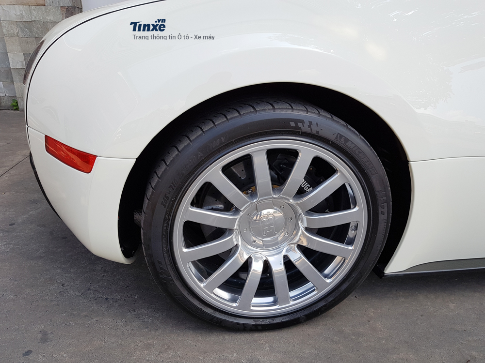 Bộ vành trên Bugatti Veyron mạ crôm sáng bóng. Sau khi lăn bánh khoảng 16.000 km, ước tính chủ nhân phải chi số tiền 55.000 USD để thay bộ vành mới. Ngoài ra, sau mỗi 4.000 km, chiếc Veyron phải được thay lốp mới và chi phí có thể lên đến 33.000 USD.