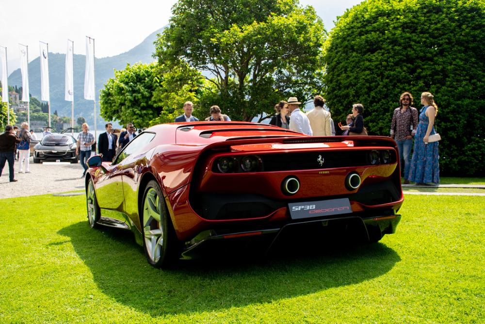 Cánh gió đuôi cỡ lớn của Ferrari SP38 Deborah