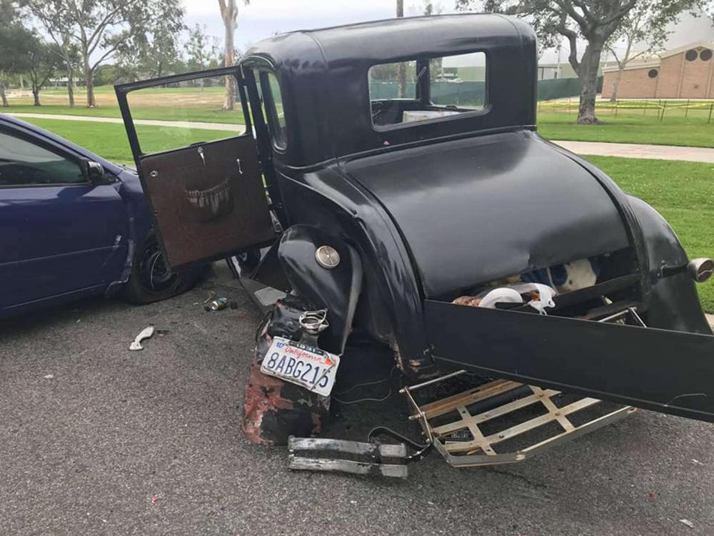 Chiếc Ford Model A bị hất lên thảm cỏ bên đường Chiếc Ford Model A bị hất lên thảm cỏ bên đường