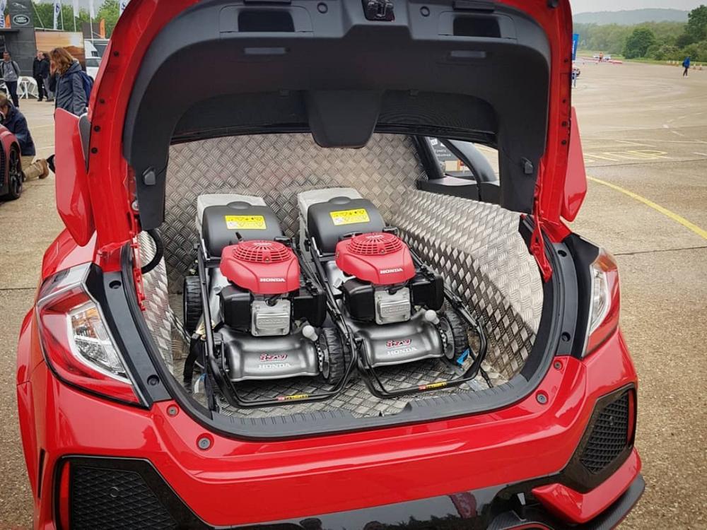 Cánh gió đuôi vẫn được giữ lại trên chiếc xe bán tải Honda Civic Type R