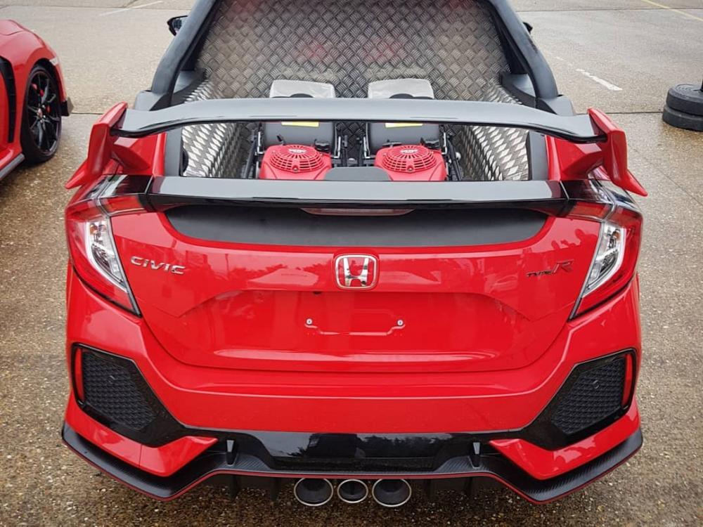 Hàng ghế thứ 2 bị loại bỏ, thay bằng thùng xe bán tải