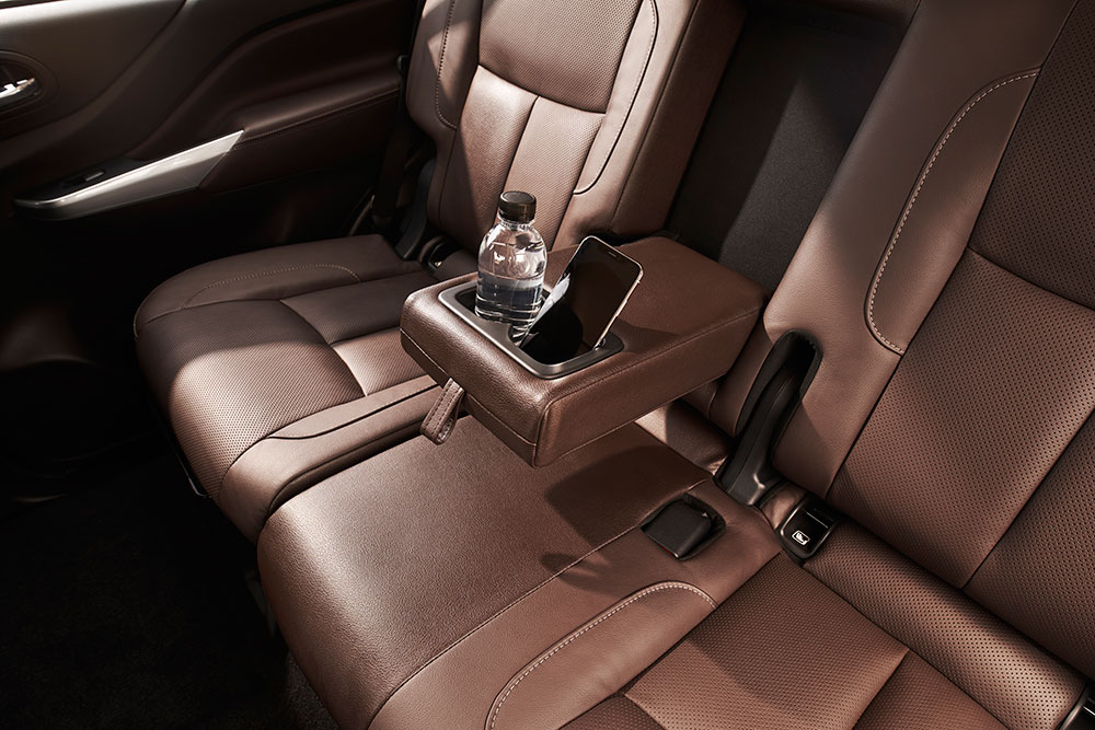 Hàng ghế sau đi kèm bệ tì tay trung tâm tích hợp khay đựng cốc Hàng ghế sau đi kèm bệ tì tay trung tâm tích hợp khay đựng cốc