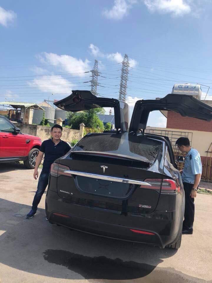 Tesla Model X của chồng siêu mẫu Ngọc Thạch có điểm nhấn đặc biệt chính là phần cửa cánh chim của 2 hàng ghế sau
