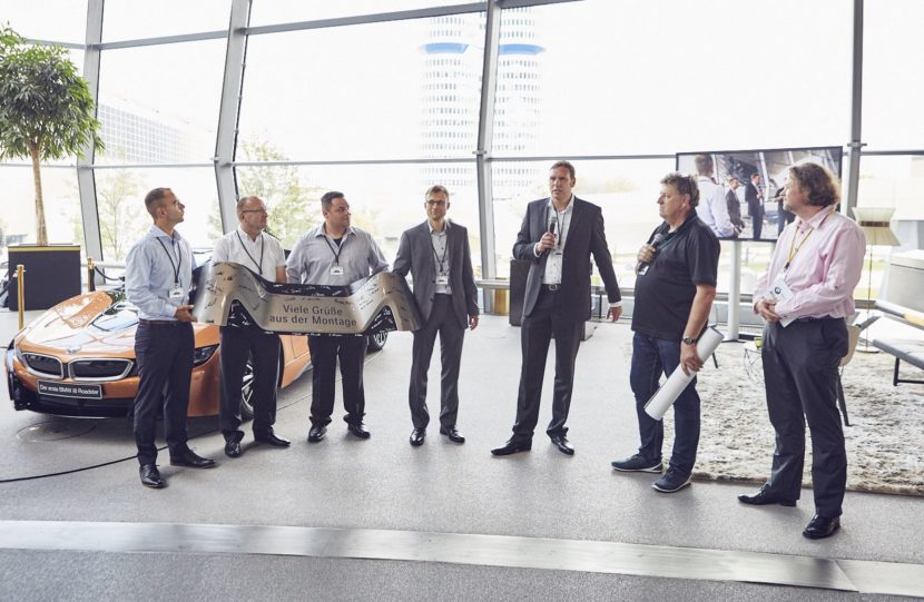 Tại thị trường Mỹ, mẫu xe mui trần hạng sang BMW i8 Roadster 2018 được bán với giá khởi điểm 164.295 USD (3,72 tỷ Đồng).