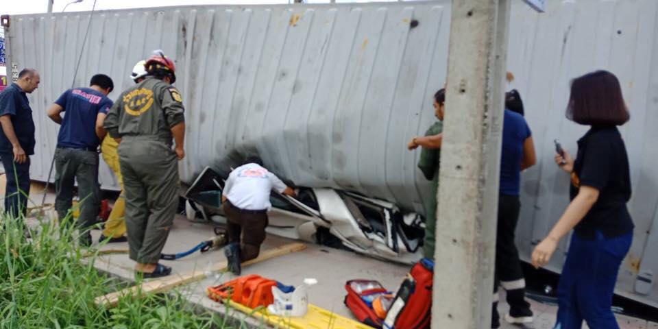 Chiếc Toyota Fortuner bị đè bẹp dưới thùng xe container