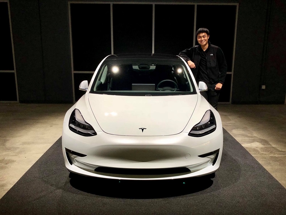 Anh Xue bên chiếc Tesla Model 3 của mình Anh Xue bên chiếc Tesla Model 3 của mình