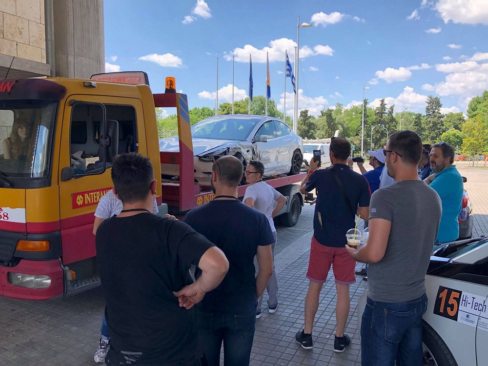 Chiếc Tesla Model 3 được chở đi bằng xe cứu hộ Chiếc Tesla Model 3 được chở đi bằng xe cứu hộ