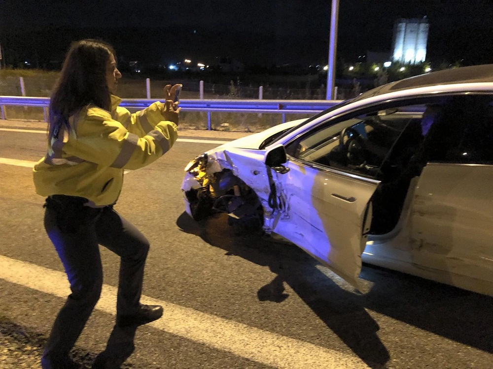 Chiếc Tesla Model 3 va chạm với dải ta-luy bên đường Chiếc Tesla Model 3 va chạm với dải ta-luy bên đường