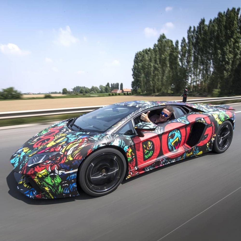 Siêu xe Lamborghini Aventador được chủ nhân dán đổi màu Graffiti ...