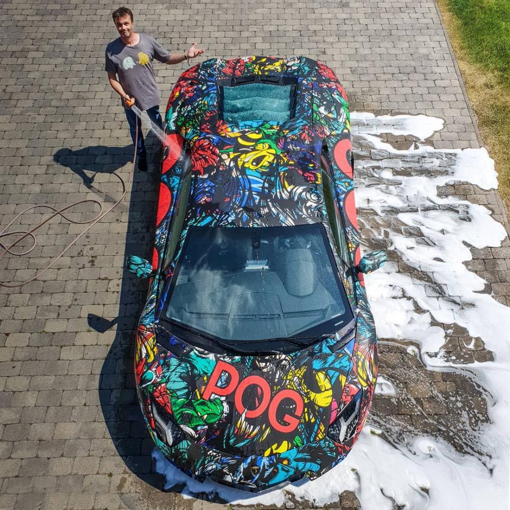 Siêu xe Lamborghini Aventador được chủ nhân dán đổi màu Graffiti ấn tượng