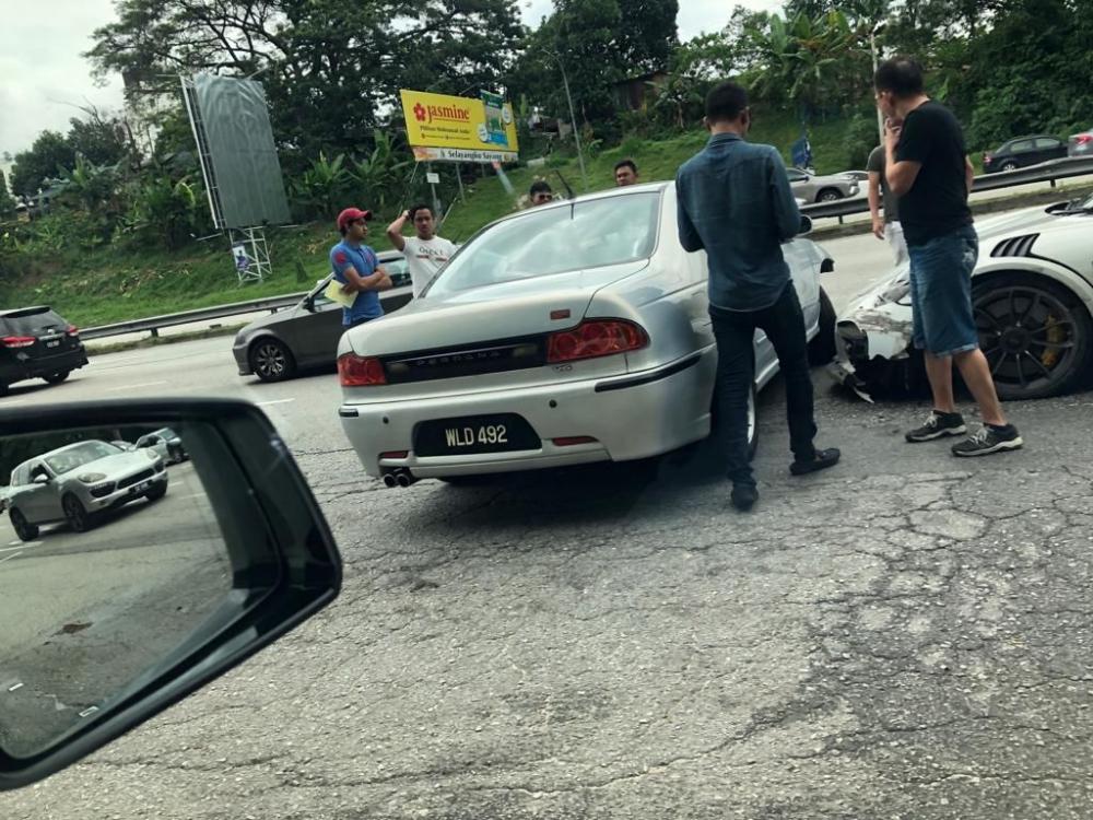 Người cầm lái chiếc xe Proton được cho không có bảo hiểm và giấy phép lái xe