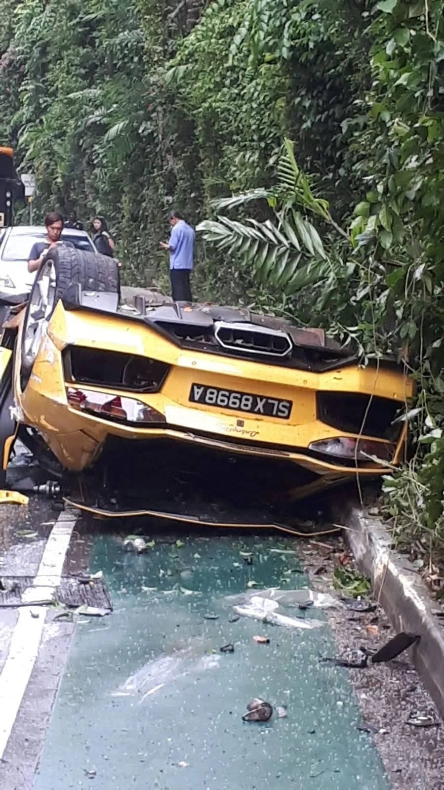 Lamborghini Aventador lật ngửa trong vụ tai nạn liên hoàn tại Singapore