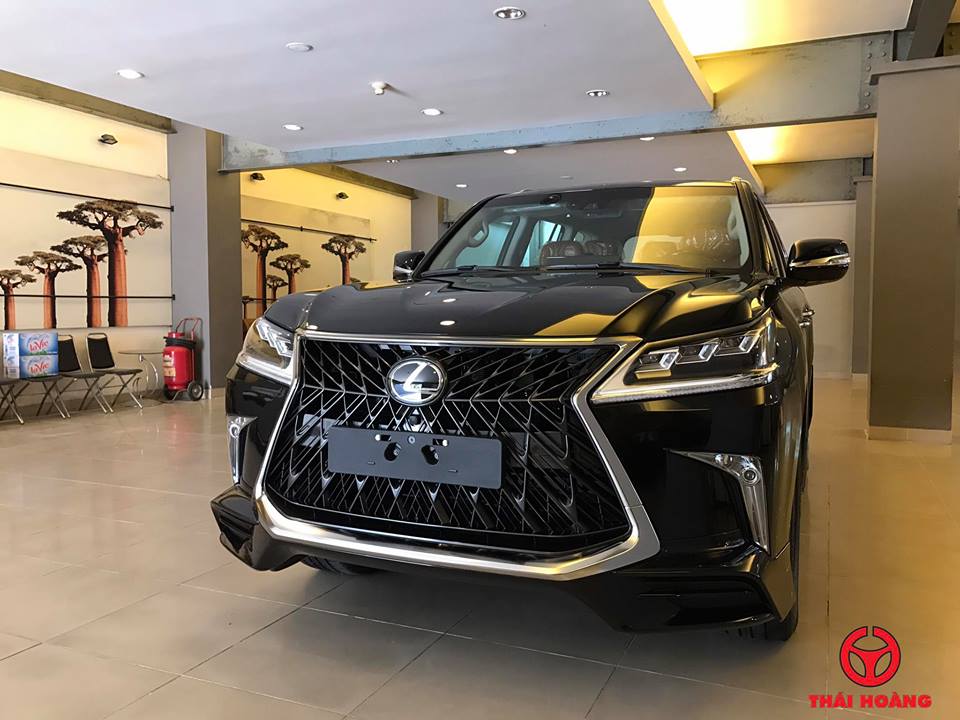 Ngoài ra, bên hông và đuôi xe còn xuất hiện logo Super Sport như dấu hiệu nhận biết đây là bản cao cấp nhất của dòng xe Lexus LX570 Ngoài ra, bên hông và đuôi xe còn xuất hiện logo Super Sport như dấu hiệu nhận biết đây là bản cao cấp nhất của dòng xe Lexus LX570