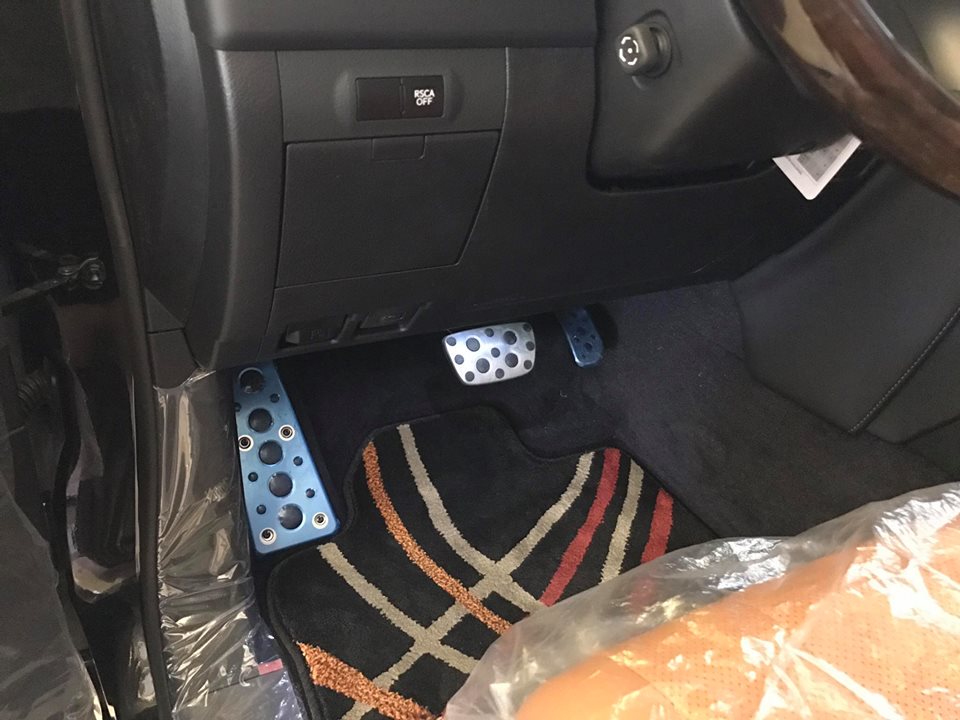 Và bàn đạp bằng nhôm. Và bàn đạp bằng nhôm.