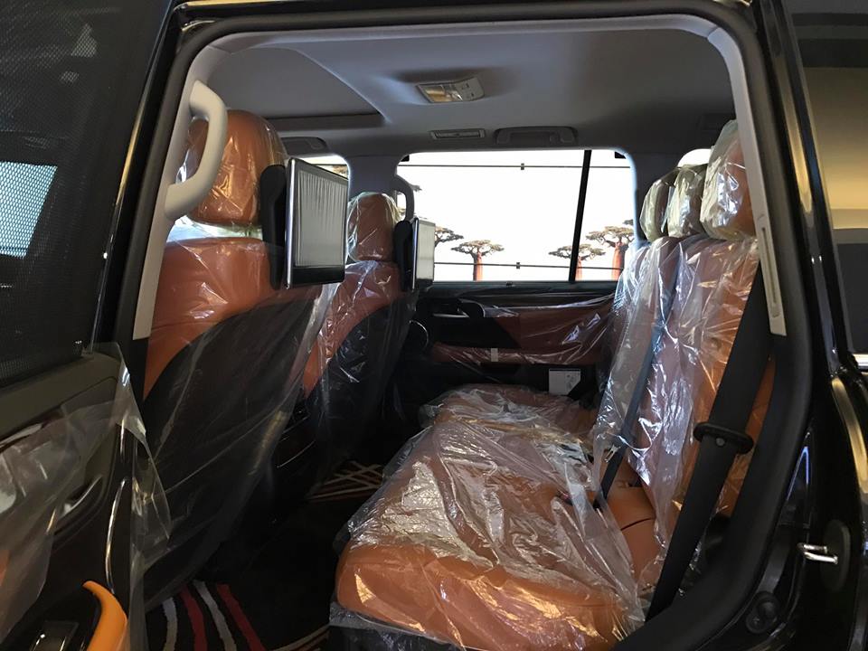 Hiện tại thị trường Việt Nam đã có không dưới 8 chiếc Lexus LX570 Super Sport 2018 được đưa về nước, màu sắc chính của chiếc SUV hạng sang này là trắng và đen. Hiện tại thị trường Việt Nam đã có không dưới 8 chiếc Lexus LX570 Super Sport 2018 được đưa về nước, màu sắc chính của chiếc SUV hạng sang này là trắng và đen.