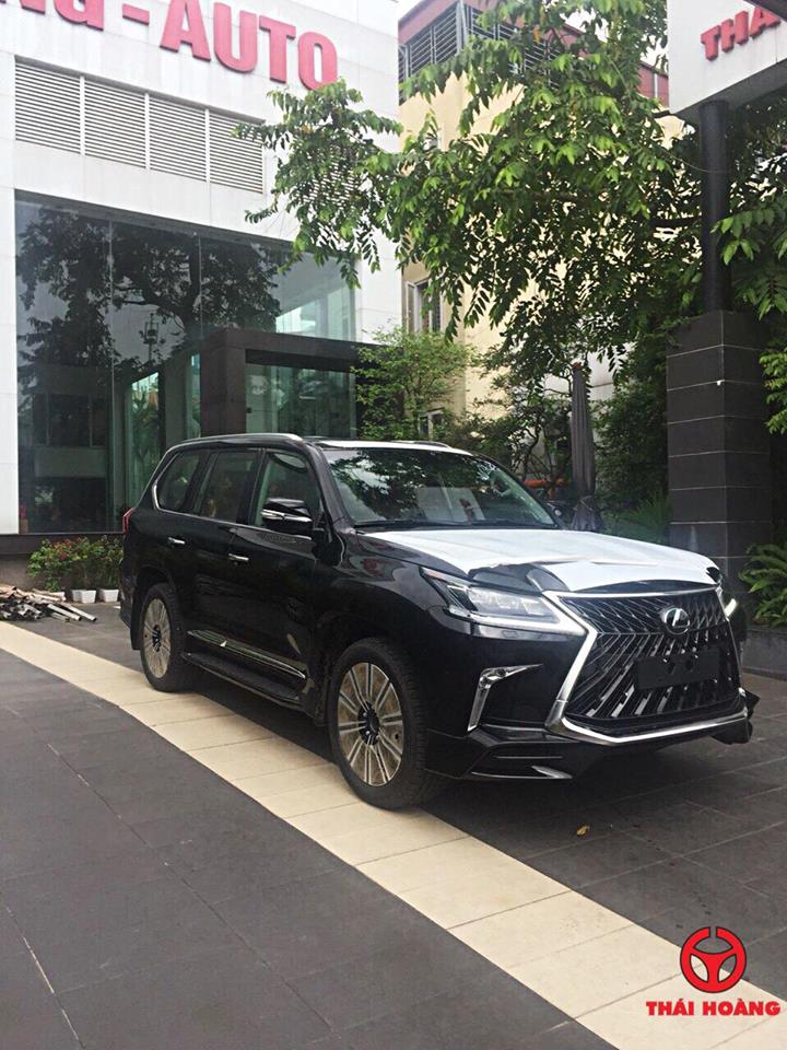 Cả 3 chiếc Lexus LX570 Super Sport 2018 mới được đưa về nước đều không có gì khác biệt so với những chiếc về trước đó. Lưới tản nhiệt, cản va sau được thiết kế lại so với bản tiêu chuẩn Cả 3 chiếc Lexus LX570 Super Sport 2018 mới được đưa về nước đều không có gì khác biệt so với những chiếc về trước đó. Lưới tản nhiệt, cản va sau được thiết kế lại so với bản tiêu chuẩn