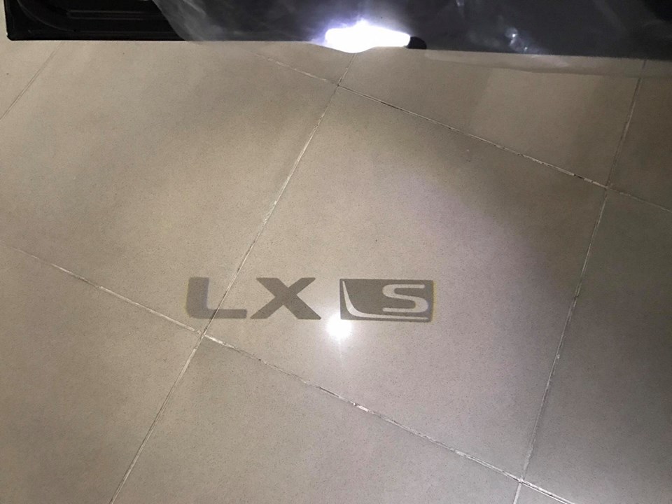 Dòng chữ LX S ký hiệu của phiên bản Super Sport phát sáng dưới nền nhà khi chủ xe mở cửa. Dòng chữ LX S ký hiệu của phiên bản Super Sport phát sáng dưới nền nhà khi chủ xe mở cửa.