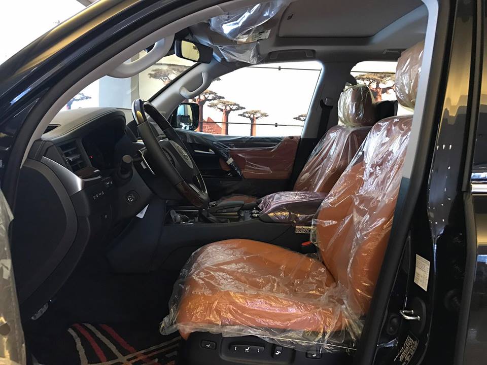 Bên trong khoang lái, Lexus LX570 Super Sport 2018 chỉ được hãng xe sang Nhật Bản mang đến sự thay đổi nhẹ nhàng cho xe với ghế bọc da màu nâu Bên trong khoang lái, Lexus LX570 Super Sport 2018 chỉ được hãng xe sang Nhật Bản mang đến sự thay đổi nhẹ nhàng cho xe với ghế bọc da màu nâu