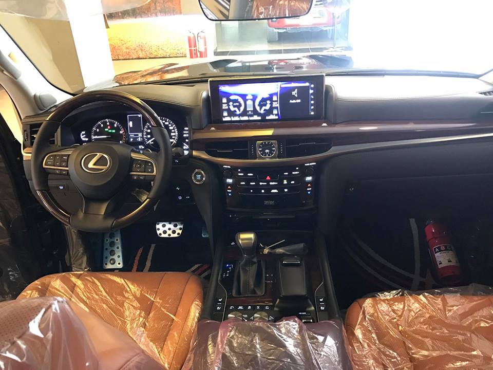 Lexus LX570 thế hệ mới là 1 trong những chiếc SUV hạng sang bán đắt như tôm tươi tại thị trường Việt Nam. Lexus LX570 thế hệ mới là 1 trong những chiếc SUV hạng sang bán đắt như tôm tươi tại thị trường Việt Nam.