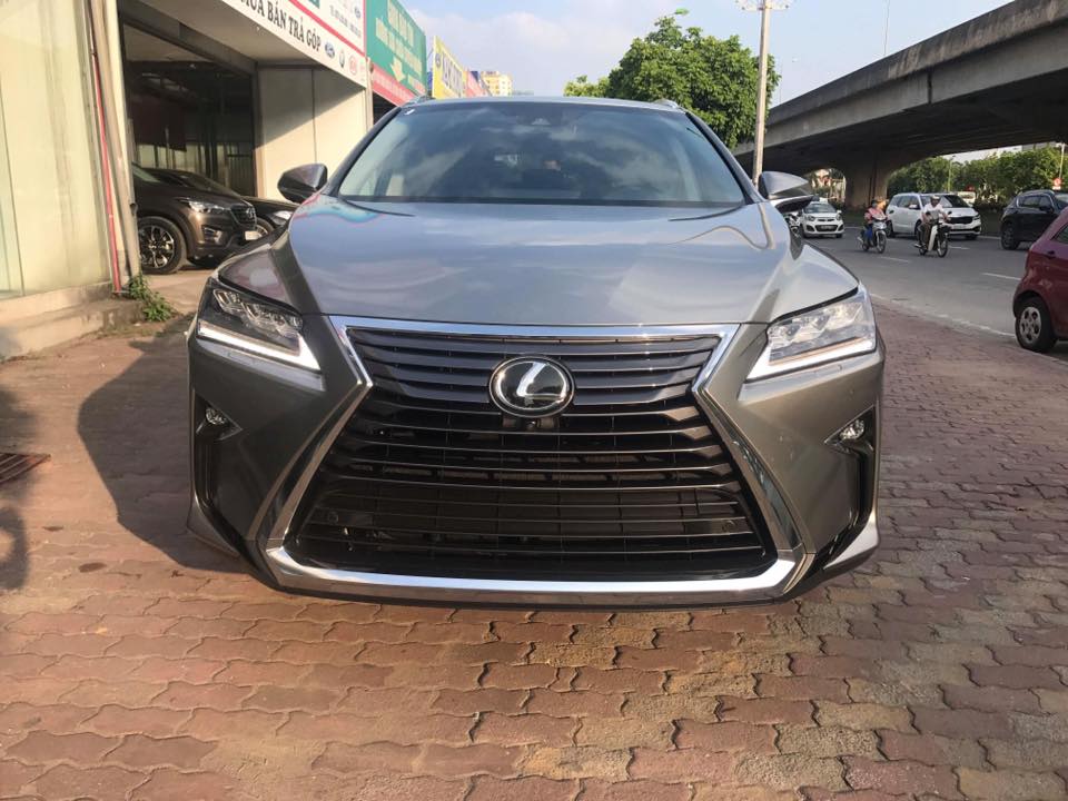 Vào hôm qua, ngày 29/5/2018, chiếc Lexus RX 7 chỗ đầu tiên tại Việt Nam đã được đưa về nước theo diện nhập khẩu không chính hãng. Đây có thể xem là chiếc SUV hạng sang độc đáo và giúp các khách hàng Việt có thể lựa chọn khác. Vào hôm qua, ngày 29/5/2018, chiếc Lexus RX 7 chỗ đầu tiên tại Việt Nam đã được đưa về nước theo diện nhập khẩu không chính hãng. Đây có thể xem là chiếc SUV hạng sang độc đáo và giúp các khách hàng Việt có thể lựa chọn khác.