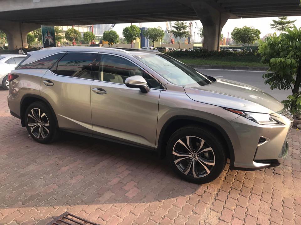 Lexus RX350L là phiên bản trục cơ sở dài của Lexus RX350, mẫu crossover hạng sang 7 chỗ ngồi được ra mắt lần đầu tiên tại triển lãm Los Angeles, Mỹ vào năm ngoái với điểm nhấn chính là có thêm hàng ghế thứ 3, giúp khoang lái của RX350L có đến 7 chỗ ngồi. Lexus RX350L là phiên bản trục cơ sở dài của Lexus RX350, mẫu crossover hạng sang 7 chỗ ngồi được ra mắt lần đầu tiên tại triển lãm Los Angeles, Mỹ vào năm ngoái với điểm nhấn chính là có thêm hàng ghế thứ 3, giúp khoang lái của RX350L có đến 7 chỗ ngồi.