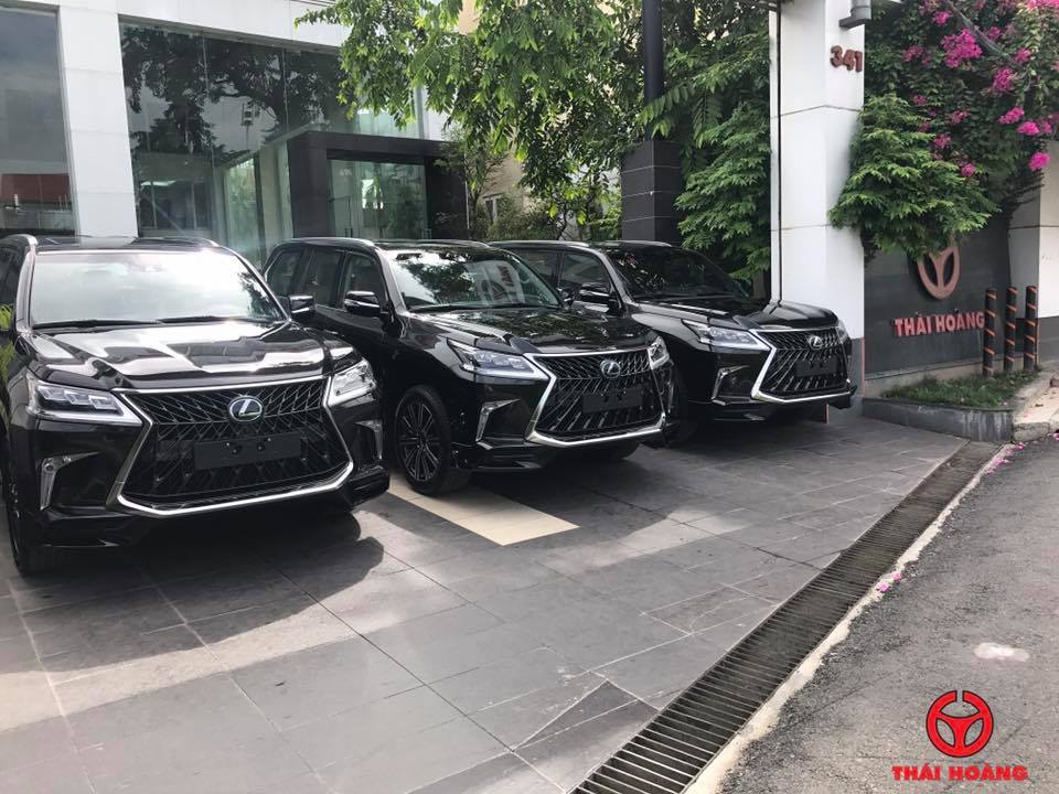 Lexus LX570 Super Sport 2018 có thể là trào lưu mới cho phong trào chơi xe SUV hạng sang tại thị trường Việt Nam, khi mới đây, một công ty nhập khẩu tư nhân tại Hà Nội đã đem về nước đến 3 chiếc. Đây có thể coi là lô hàng Lexus LX570 Super Sport 2018 được nhập về Việt Nam nhiều nhất tính đến thời điểm hiện tại. Lexus LX570 Super Sport 2018 có thể là trào lưu mới cho phong trào chơi xe SUV hạng sang tại thị trường Việt Nam, khi mới đây, một công ty nhập khẩu tư nhân tại Hà Nội đã đem về nước đến 3 chiếc. Đây có thể coi là lô hàng Lexus LX570 Super Sport 2018 được nhập về Việt Nam nhiều nhất tính đến thời điểm hiện tại.