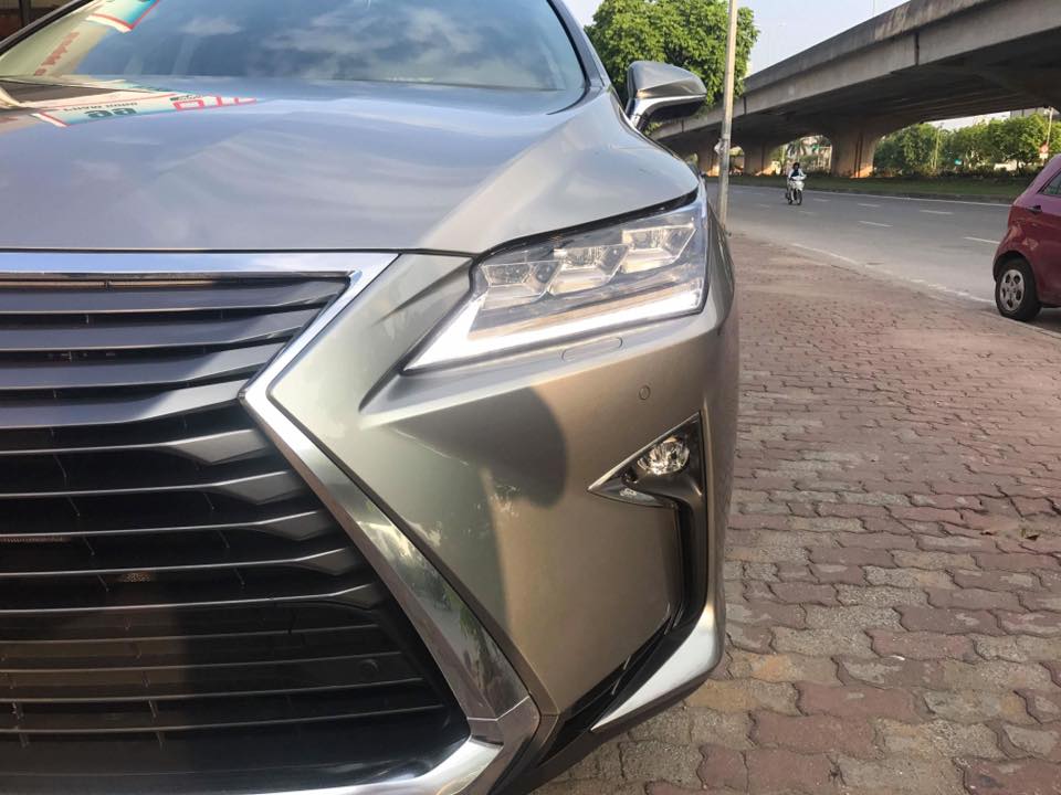 Lexus RX350L 7 chỗ không có bất cứ thay đổi thiết kế nào từ ngoại thất Lexus RX350L 7 chỗ không có bất cứ thay đổi thiết kế nào từ ngoại thất