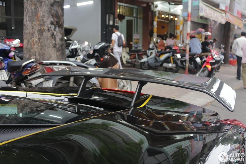 Siêu xe Ferrari 488 GTB mới được trang tin nước ngoài chia sẻ hình ảnh đã được chủ nhân độ lại body kit Novitec Rosso với các chi tiết như ốp sườn bằng sợi carbon tăng vẻ hầm hố cho xe và không thể bỏ qua cánh lướt gió cố định bằng sợi carbon. Siêu xe Ferrari 488 GTB mới được trang tin nước ngoài chia sẻ hình ảnh đã được chủ nhân độ lại body kit Novitec Rosso với các chi tiết như ốp sườn bằng sợi carbon tăng vẻ hầm hố cho xe và không thể bỏ qua cánh lướt gió cố định bằng sợi carbon.