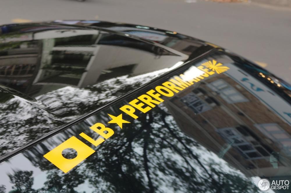 Ngoài gói độ body kit, siêu ngựa còn được trang bị thêm các đề-can màu vàng bên hông xe bắt mắt, dòng chữ Liberty Walk màu vàng hay bộ mâm sơn vàng đồng nổi bật trên màu sơn đen bóng của xe. Ngoài gói độ body kit, siêu ngựa còn được trang bị thêm các đề-can màu vàng bên hông xe bắt mắt, dòng chữ Liberty Walk màu vàng hay bộ mâm sơn vàng đồng nổi bật trên màu sơn đen bóng của xe.