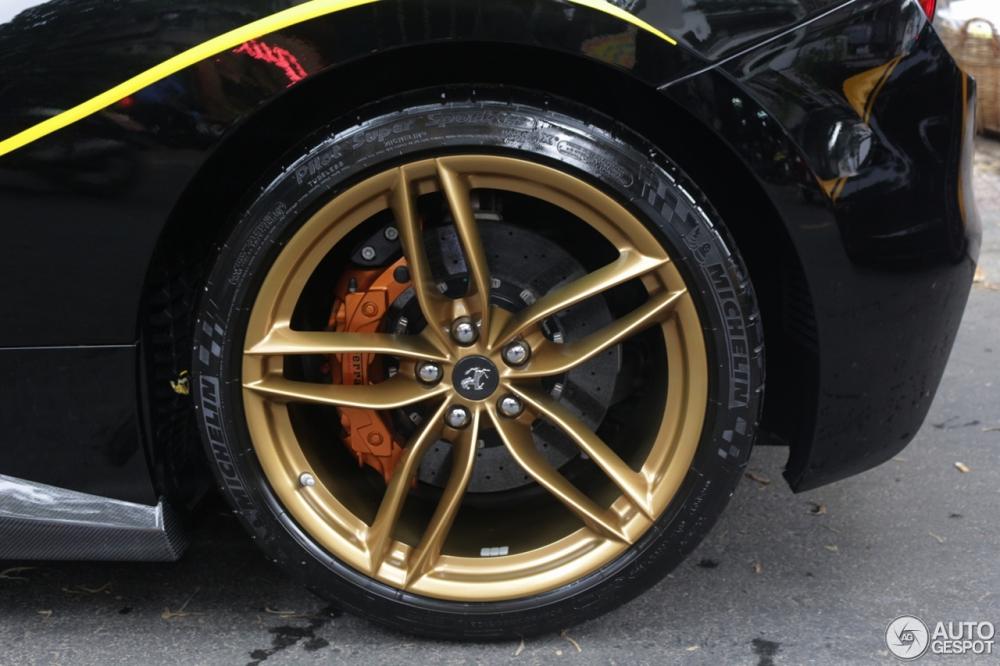 Hay bộ mâm 5 chấu kép sơn vàng đồng nổi bật trên màu sơn đen bóng của xe. Đi kèm bộ mâm này còn có cùm phanh màu đồng. Hay bộ mâm 5 chấu kép sơn vàng đồng nổi bật trên màu sơn đen bóng của xe. Đi kèm bộ mâm này còn có cùm phanh màu đồng.