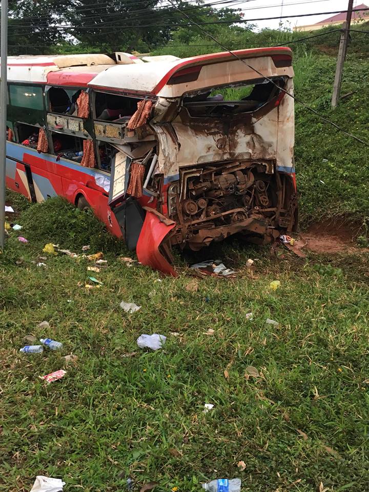 Chiếc ô tô khách bị hỏng nặng sau vụ tai nạn