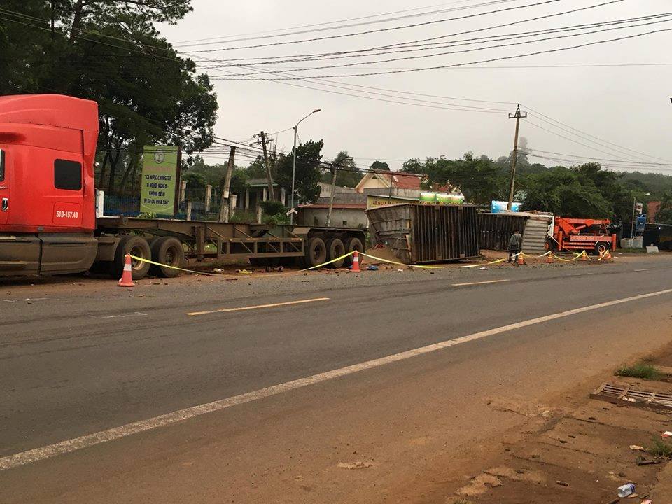 Chiếc xe container bị đổ thùng sau xuống đường