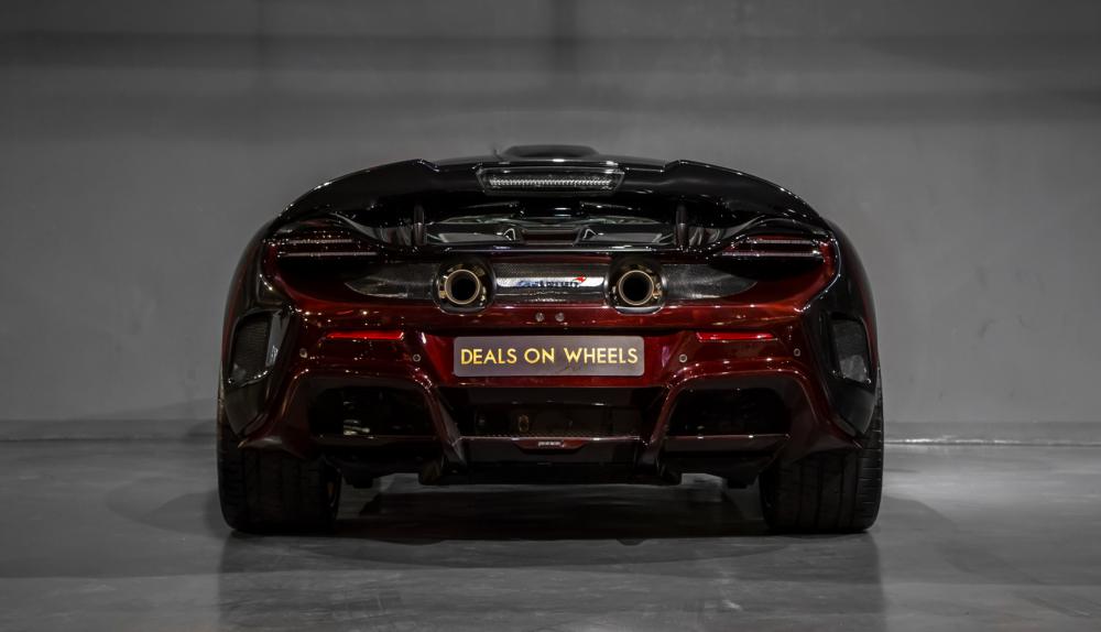 Ở ngoại hình, mẫu xe hàng hiếm McLaren 675LT đang được một đại lý siêu xe ở Dubai rao bán sở hữu bộ áo 2 màu sơn là đen bóng kết hợp với sợi carbon đỏ ở một số chi tiết như cản va trước/sau, ốp sườn, ốp hốc gió bên hông, vỏ gương 