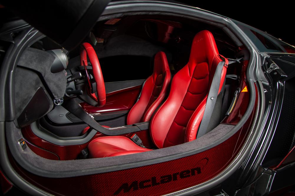 Tiến vào bên trong khoang lái, chiếc siêu xe hàng hiếm McLaren 675LT đang rao bán với mức giá 7,77 tỷ Đồng còn có nội thất sexy không kém với màu đỏ đun bắt mắt. 2 bên bệ cửa còn được hoàn thành với sợi carbon đỏ cùng logo McLaren màu đen tạo vẻ nổi bật cho siêu xe này.