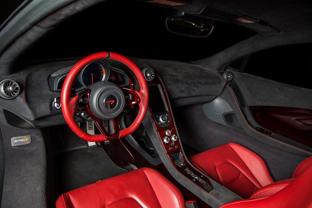 Ngay đến vô-lăng thể thao của siêu xe hàng hiếm này cũng được bọc da cao cấp màu đỏ nổi bần bật. Điểm nhấn có thể kể đến là cặp lẫy chuyển số và phần 3 chấu của vô-lăng được hoàn thành sợi carbon đỏ thay vì mạ crôm sáng bóng.