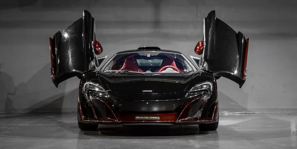 Ngoài siêu xe triệu USD, tính cách chơi siêu xe của các đại gia Dubai cũng khiến giới mê xe trên thế giới hoàn toàn bất ngờ, chẳng hạn như các siêu xe có thể được mạ vàng ở ngoại thất hay phối bộ áo không có chiếc thứ 2 trên thế giới. Trong đó, siêu xe hàng hiếm McLaren 675LT trong bài viết này là một minh chứng vụ thể.