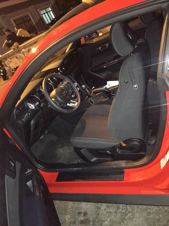 Bên trong khoang lái có sự thay đổi ở bảng điều khiển trung tâm thiết kế lại, vô-lăng bọc da ốp kim loại, ghế bọc chất liệu nỉ và có chức năng sưởi.