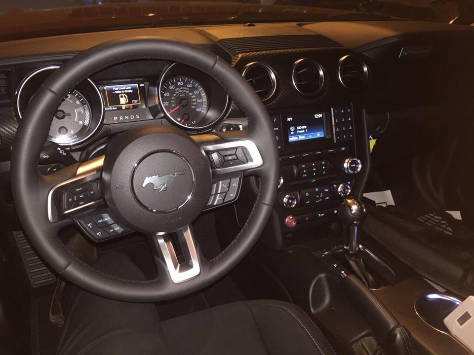 Ngoài 4 chế độ lái của phiên bản trước như bình thường, đường trơn trượt, đường tuyết và thể thao, Ford Mustang 2018 có thêm 2 chế độ lái nữa cho khách hàng trải nghiệm bao gồm Drag Strip và My Mode. 2 chế độ mới này với ưu điểm làm tối ưu hóa khả năng tăng tốc từ Drag Strip và giúp người lái tự điều chỉnh cài đặt theo sở thích của My Mode.