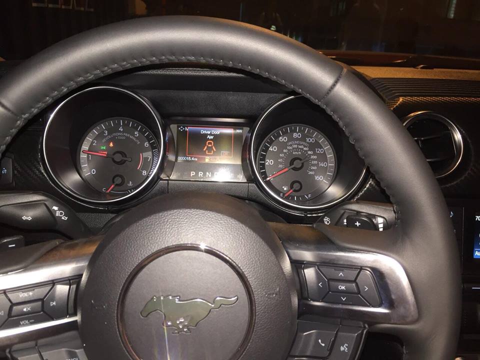 Ford Mustang bản nâng cấp được trang bị động cơ EcoBoost, dung tích 2.3 lít, 4 xy-lanh, sản sinh ra công suất tối đa 310 mã lực và mô-men xoắn cực đại 474 Nm. Hộp số tự động 10 tốc độ mới thay thế cho loại tự động 6 cấp như phiên bản trước.