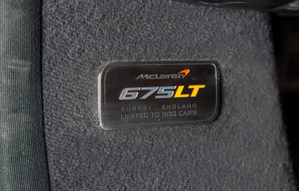 Tấm huy hiệu để nhận biết đây là phiên bản giới hạn và mạnh hơn của McLaren 650S được đặt bên hông thhàn cửa. Chữ LT được viết tắt từ Long Tail.