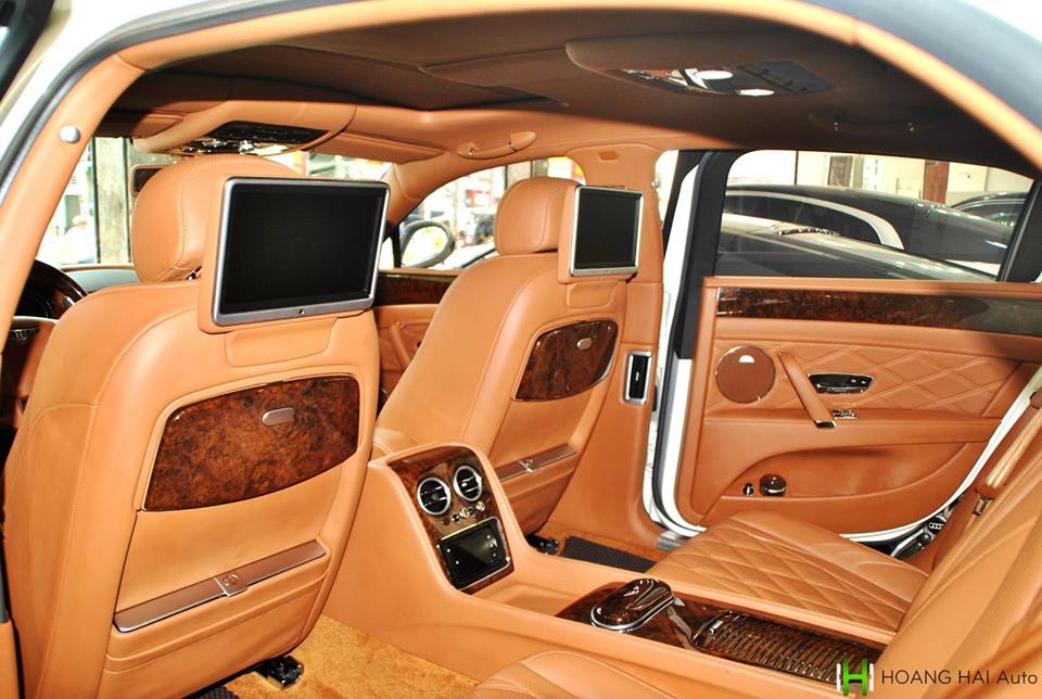 2 hàng ghế sau có màn hình giải trí riêng được gắn phía sau ghế trước 2 hàng ghế sau có màn hình giải trí riêng được gắn phía sau ghế trước