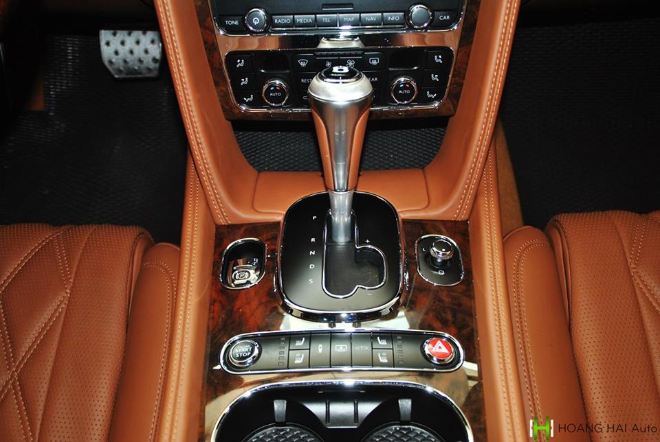 Sức mạnh của Bentley Flying Spur V8 được truyền tới bánh thông qua hộp số tự động ZF 8 cấp, nhờ đó, chiếc xe siêu sang này chỉ mất khoảng thời gian 5 giây để tăng tốc lên 100 km/h từ vị trí xuất phát trước khi đạt tốc độ tối đa 294 km/h. Sức mạnh của Bentley Flying Spur V8 được truyền tới bánh thông qua hộp số tự động ZF 8 cấp, nhờ đó, chiếc xe siêu sang này chỉ mất khoảng thời gian 5 giây để tăng tốc lên 100 km/h từ vị trí xuất phát trước khi đạt tốc độ tối đa 294 km/h.