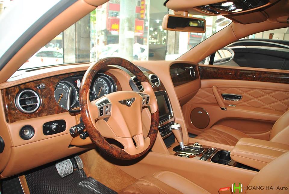 Trong khi đó, nội thất của xe có màu nâu nhạt kết hợp cùng nhiều chi tiết mạ crôm sáng bóng và ốp gỗ quý hiếm tạo nên vẻ sang trọng và quý tộc cho Bentley Flying Spur V8 Trong khi đó, nội thất của xe có màu nâu nhạt kết hợp cùng nhiều chi tiết mạ crôm sáng bóng và ốp gỗ quý hiếm tạo nên vẻ sang trọng và quý tộc cho Bentley Flying Spur V8