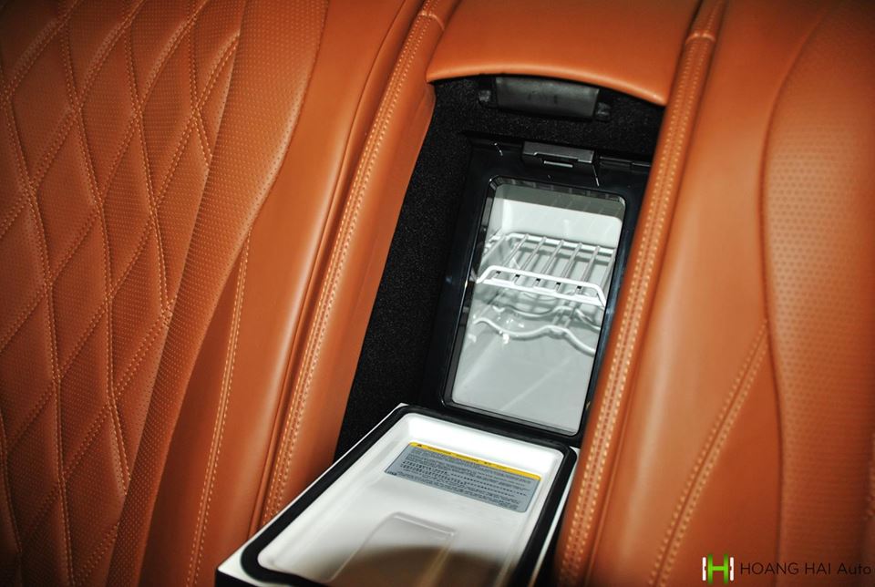 Tủ lạnh đặt giữa 2 hàng ghế sau. Tủ lạnh đặt giữa 2 hàng ghế sau.