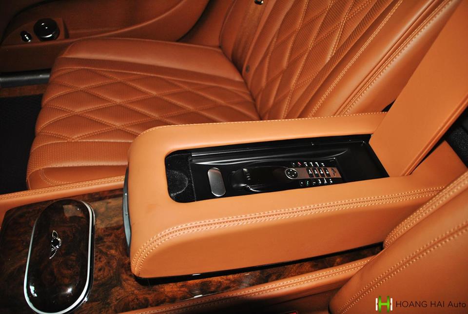 Ngoài ra, chiếc Bentley Flying Spur V8 biển tứ quý 6 còn có trang bị điện thoại cho hàng ghế sau Ngoài ra, chiếc Bentley Flying Spur V8 biển tứ quý 6 còn có trang bị điện thoại cho hàng ghế sau