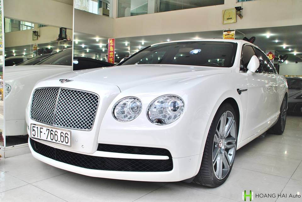 Có thể nói, chính chiếc biển số cực đẹp tứ quý 6 đã làm nên giá trị cho mẫu xe siêu sang Bentley Flying Spur V8 đang được rao bán. Đây là 1 trong 4 chiếc Bentley Flying Spur tại thị trường Việt Nam sở hữu biển tứ quý. 3 chiếc còn lại bao gồm 2 phiên bản Bentley Flying Spur W12 đeo biển tứ quý 8 và chiếc còn lại thuộc bản V8. Có thể nói, chính chiếc biển số cực đẹp tứ quý 6 đã làm nên giá trị cho mẫu xe siêu sang Bentley Flying Spur V8 đang được rao bán. Đây là 1 trong 4 chiếc Bentley Flying Spur tại thị trường Việt Nam sở hữu biển tứ quý. 3 chiếc còn lại bao gồm 2 phiên bản Bentley Flying Spur W12 đeo biển tứ quý 8 và chiếc còn lại thuộc bản V8.